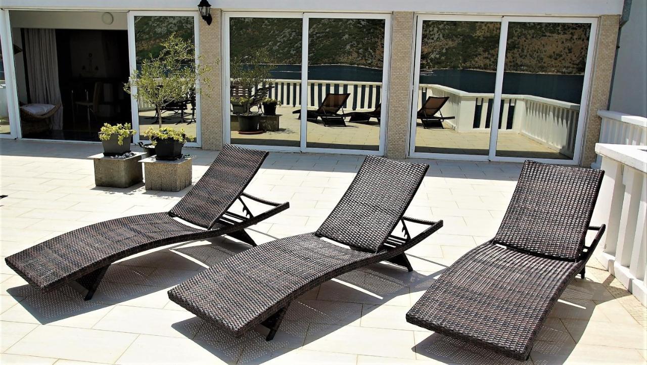 Penthouse Stoliv New Spa-Pool Villa Is Located 5M From The Sea, Exclusive Terrace,Private Jetty Wih Sunbeds, Pebble Beach, Secluded Location Total Area 375M2 At Your Disposal Kotor Dış mekan fotoğraf