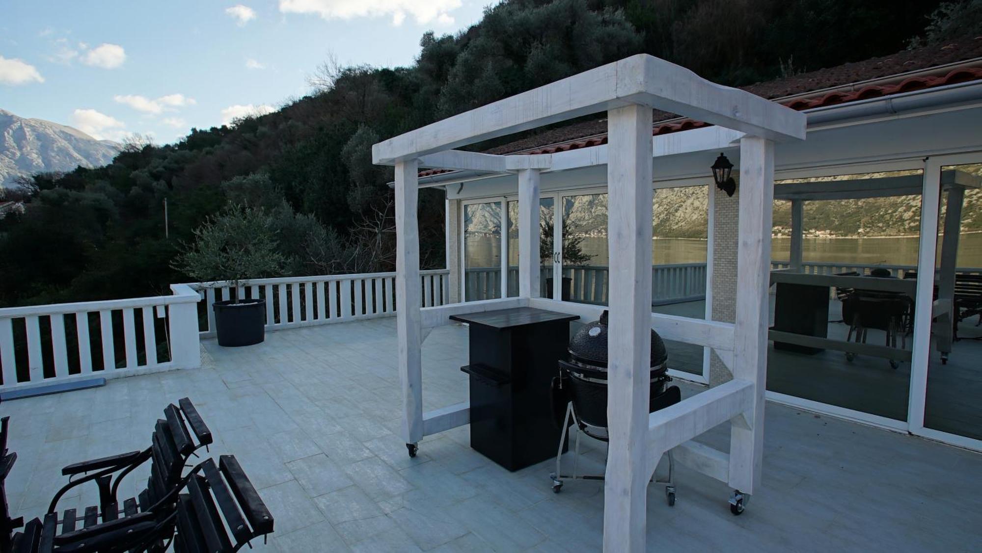 Penthouse Stoliv New Spa-Pool Villa Is Located 5M From The Sea, Exclusive Terrace,Private Jetty Wih Sunbeds, Pebble Beach, Secluded Location Total Area 375M2 At Your Disposal Kotor Dış mekan fotoğraf