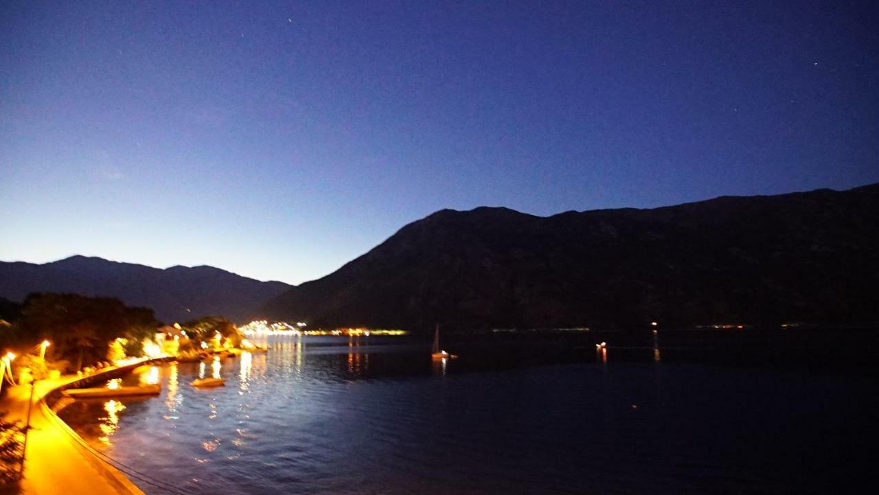 Penthouse Stoliv New Spa-Pool Villa Is Located 5M From The Sea, Exclusive Terrace,Private Jetty Wih Sunbeds, Pebble Beach, Secluded Location Total Area 375M2 At Your Disposal Kotor Dış mekan fotoğraf